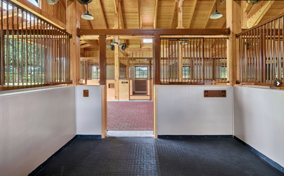 Ocala barn interior - Mountain Construction